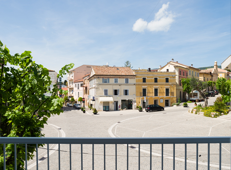 Vista della piazza della camera quadrupla di VivereNumana