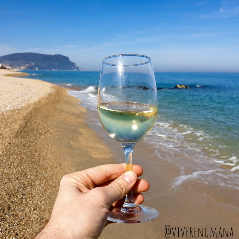 Mangiare in spiaggia a Numana, il Conero in un bicchiere Mangiare in spiaggia a Numana